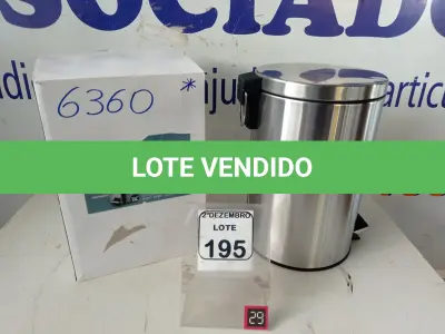 LOTE 195 - 01 LIXEIRA EM INOX COM PEDAL 12L MARCA MOOD. (NO ESTADO) ATENÇÃO! FAZER A VISITAÇÃO ANTES DE ARREMATAR, NÃO SABEMOS SE FUNCIONA. LEILÃO NÃO TEM GARANTIA E NEM DEVOLUÇÃO, SUJEITO A POSSÍVEIS AVARIAS VISÍVEIS/OCULTAS E/OU AUSÊNCIA DE COMPONENTES.