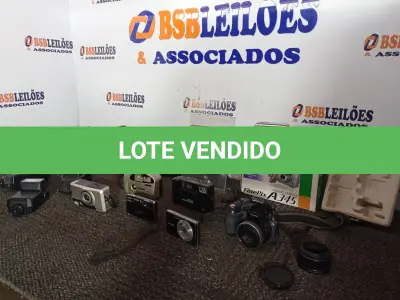 LOTE 240 - 01 LOTE C/VÁRIAS CÂMERAS FOTOGRÁFICAS ANALÓGICAS E DIGITAIS, LENTES P/CÂMERAS E 04 BOLSAS P/CÂMERAS. (NO ESTADO) ATENÇÃO! FAZER A VISITAÇÃO ANTES DE ARREMATAR, NÃO SABEMOS SE FUNCIONA. LEILÃO NÃO TEM GARANTIA E NEM DEVOLUÇÃO, SUJEITO A POSSÍVEIS AVARIAS VISÍVEIS/OCULTAS E/OU AUSÊNCIA DE COMPONENTES.