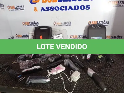LOTE 243 - 01 LOTE C/VÁRIOS APARELHOS DE BARBEAR E MÁQUINAS DE CORTAR CABELO MARCAS E MODELOS DIVERSOS. (NO ESTADO) ATENÇÃO! FAZER A VISITAÇÃO ANTES DE ARREMATAR, NÃO SABEMOS SE FUNCIONA. LEILÃO NÃO TEM GARANTIA E NEM DEVOLUÇÃO, SUJEITO A POSSÍVEIS AVARIAS VISÍVEIS/OCULTAS E/OU AUSÊNCIA DE COMPONENTES.