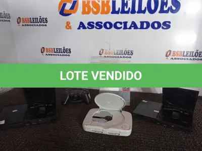 LOTE 236 - 01 VÍDEO GAME PS1 E 02 VÍDEO GAMES PS2 C/UM CONTROLE. (NO ESTADO) ATENÇÃO! FAZER A VISITAÇÃO ANTES DE ARREMATAR, NÃO SABEMOS SE FUNCIONA. LEILÃO NÃO TEM GARANTIA E NEM DEVOLUÇÃO, SUJEITO A POSSÍVEIS AVARIAS VISÍVEIS/OCULTAS E/OU AUSÊNCIA DE COMPONENTES.