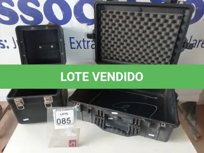 LOTE 085 - 02 MALETAS. (NO ESTADO) ATENÇÃO! FAZER A VISITAÇÃO ANTES DE ARREMATAR, NÃO SABEMOS SE FUNCIONA. LEILÃO NÃO TEM GARANTIA E NEM DEVOLUÇÃO, SUJEITO A POSSÍVEIS AVARIAS VISÍVEIS/OCULTAS E/OU AUSÊNCIA DE COMPONENTES.