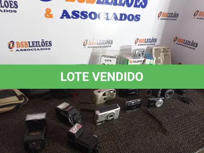 LOTE 240 - 01 LOTE C/VÁRIAS CÂMERAS FOTOGRÁFICAS ANALÓGICAS E DIGITAIS, LENTES P/CÂMERAS E 04 BOLSAS P/CÂMERAS. (NO ESTADO) ATENÇÃO! FAZER A VISITAÇÃO ANTES DE ARREMATAR, NÃO SABEMOS SE FUNCIONA. LEILÃO NÃO TEM GARANTIA E NEM DEVOLUÇÃO, SUJEITO A POSSÍVEIS AVARIAS VISÍVEIS/OCULTAS E/OU AUSÊNCIA DE COMPONENTES.