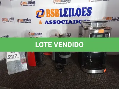 LOTE 227 - 03 CAFETEIRAS MARCAS E MODELOS DIVERSOS SENDO 02 DE CAPSULAS. (NO ESTADO) ATENÇÃO! FAZER A VISITAÇÃO ANTES DE ARREMATAR, NÃO SABEMOS SE FUNCIONA. LEILÃO NÃO TEM GARANTIA E NEM DEVOLUÇÃO, SUJEITO A POSSÍVEIS AVARIAS VISÍVEIS/OCULTAS E/OU AUSÊNCIA DE COMPONENTES.