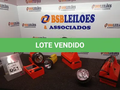 LOTE 051 - 06 LANTERNAS MARCAS E MODELOS DIVERSOS. (NO ESTADO) ATENÇÃO! FAZER A VISITAÇÃO ANTES DE ARREMATAR, NÃO SABEMOS SE FUNCIONA. LEILÃO NÃO TEM GARANTIA E NEM DEVOLUÇÃO, SUJEITO A POSSÍVEIS AVARIAS VISÍVEIS/OCULTAS E/OU AUSÊNCIA DE COMPONENTES.