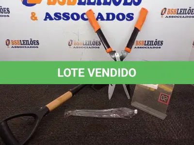LOTE 269 - 01 PÁ E 01 TESOURA P/JARDIM(NOVO). (NO ESTADO) ATENÇÃO! FAZER A VISITAÇÃO ANTES DE ARREMATAR, NÃO SABEMOS SE FUNCIONA. LEILÃO NÃO TEM GARANTIA E NEM DEVOLUÇÃO, SUJEITO A POSSÍVEIS AVARIAS VISÍVEIS/OCULTAS E/OU AUSÊNCIA DE COMPONENTES.