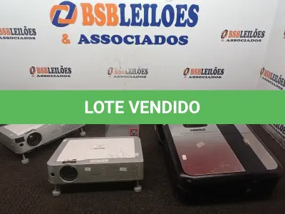 LOTE 067 - 03 PROJETORES MULTIMIDIA MARCAS E MODELOS DIVERSOS P/RETIRADA DE PEÇAS. (NO ESTADO) ATENÇÃO! FAZER A VISITAÇÃO ANTES DE ARREMATAR, NÃO SABEMOS SE FUNCIONA. LEILÃO NÃO TEM GARANTIA E NEM DEVOLUÇÃO, SUJEITO A POSSÍVEIS AVARIAS VISÍVEIS/OCULTAS E/OU AUSÊNCIA DE COMPONENTES.