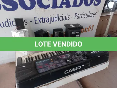 LOTE 134 - 01 TECLADO ELETRÔNICO MARCA CASIO MODELO CTK-560L E VÁRIAS CAIXAS DE SOM MARCAS E MODELOS DIVERSOS. (NO ESTADO) ATENÇÃO! FAZER A VISITAÇÃO ANTES DE ARREMATAR, NÃO SABEMOS SE FUNCIONA. LEILÃO NÃO TEM GARANTIA E NEM DEVOLUÇÃO, SUJEITO A POSSÍVEIS AVARIAS VISÍVEIS/OCULTAS E/OU AUSÊNCIA DE COMPONENTES.
