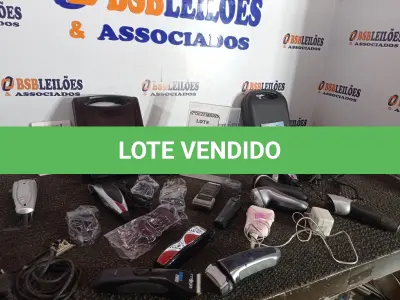 LOTE 243 - 01 LOTE C/VÁRIOS APARELHOS DE BARBEAR E MÁQUINAS DE CORTAR CABELO MARCAS E MODELOS DIVERSOS. (NO ESTADO) ATENÇÃO! FAZER A VISITAÇÃO ANTES DE ARREMATAR, NÃO SABEMOS SE FUNCIONA. LEILÃO NÃO TEM GARANTIA E NEM DEVOLUÇÃO, SUJEITO A POSSÍVEIS AVARIAS VISÍVEIS/OCULTAS E/OU AUSÊNCIA DE COMPONENTES.