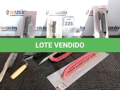 LOTE 225 - 04 DESEMPENADEIRAS, 01 COLHER DE OBRAS E 01 ESCOVA DE AÇO MARCAS E MODELOS DIVERSOS(NOVO). (NO ESTADO) ATENÇÃO! FAZER A VISITAÇÃO ANTES DE ARREMATAR, NÃO SABEMOS SE FUNCIONA. LEILÃO NÃO TEM GARANTIA E NEM DEVOLUÇÃO, SUJEITO A POSSÍVEIS AVARIAS VISÍVEIS/OCULTAS E/OU AUSÊNCIA DE COMPONENTES.