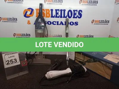 LOTE 253 - 01 ESCOVA ELETRICA, 01 CHAPINHA E 01 ASPIRADOR DE PÓ PORTÁTIL MARCAS E MODELOS DIVERSOS. (NO ESTADO) ATENÇÃO! FAZER A VISITAÇÃO ANTES DE ARREMATAR, NÃO SABEMOS SE FUNCIONA. LEILÃO NÃO TEM GARANTIA E NEM DEVOLUÇÃO, SUJEITO A POSSÍVEIS AVARIAS VISÍVEIS/OCULTAS E/OU AUSÊNCIA DE COMPONENTES.