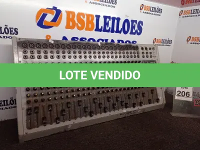 LOTE 206 - 01 MESA DE SOM MARCA SAMICK MODELOS SM-242. (NO ESTADO) ATENÇÃO! FAZER A VISITAÇÃO ANTES DE ARREMATAR, NÃO SABEMOS SE FUNCIONA. LEILÃO NÃO TEM GARANTIA E NEM DEVOLUÇÃO, SUJEITO A POSSÍVEIS AVARIAS VISÍVEIS/OCULTAS E/OU AUSÊNCIA DE COMPONENTES.