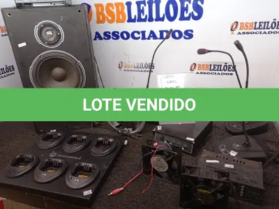 LOTE 295 - 01 CAIXA DE SOM, 02 COOLERS, 01 BASE P/RÁDIO COMUNICADORES, 03 MICROFONES DE MESA E ELETRÔNICOS DIVERSOS. (NO ESTADO) ATENÇÃO! FAZER A VISITAÇÃO ANTES DE ARREMATAR, NÃO SABEMOS SE FUNCIONA. LEILÃO NÃO TEM GARANTIA E NEM DEVOLUÇÃO, SUJEITO A POSSÍVEIS AVARIAS VISÍVEIS/OCULTAS E/OU AUSÊNCIA DE COMPONENTES.