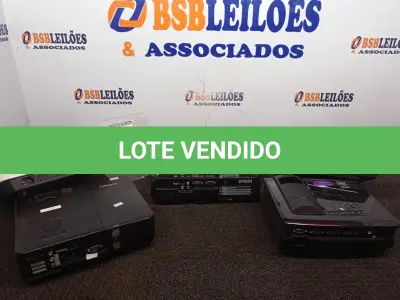 LOTE 281 - 05 PROJETORES MULTIMÍ DIA MARCAS E MODELOS DIVERSOS P/RETIRADA DE4 PEÇAS. (NO ESTADO) ATENÇÃO! FAZER A VISITAÇÃO ANTES DE ARREMATAR, NÃO SABEMOS SE FUNCIONA. LEILÃO NÃO TEM GARANTIA E NEM DEVOLUÇÃO, SUJEITO A POSSÍVEIS AVARIAS VISÍVEIS/OCULTAS E/OU AUSÊNCIA DE COMPONENTES.