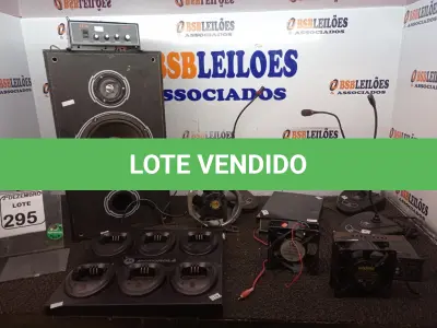 LOTE 295 - 01 CAIXA DE SOM, 02 COOLERS, 01 BASE P/RÁDIO COMUNICADORES, 03 MICROFONES DE MESA E ELETRÔNICOS DIVERSOS. (NO ESTADO) ATENÇÃO! FAZER A VISITAÇÃO ANTES DE ARREMATAR, NÃO SABEMOS SE FUNCIONA. LEILÃO NÃO TEM GARANTIA E NEM DEVOLUÇÃO, SUJEITO A POSSÍVEIS AVARIAS VISÍVEIS/OCULTAS E/OU AUSÊNCIA DE COMPONENTES.