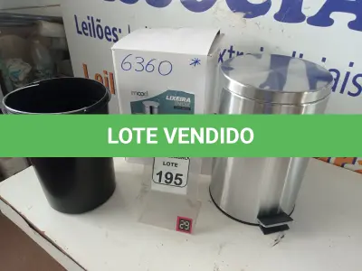 LOTE 195 - 01 LIXEIRA EM INOX COM PEDAL 12L MARCA MOOD. (NO ESTADO) ATENÇÃO! FAZER A VISITAÇÃO ANTES DE ARREMATAR, NÃO SABEMOS SE FUNCIONA. LEILÃO NÃO TEM GARANTIA E NEM DEVOLUÇÃO, SUJEITO A POSSÍVEIS AVARIAS VISÍVEIS/OCULTAS E/OU AUSÊNCIA DE COMPONENTES.