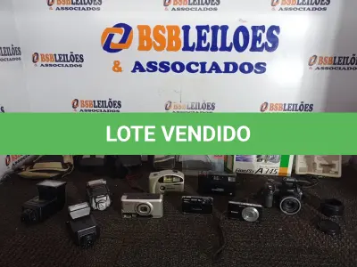 LOTE 240 - 01 LOTE C/VÁRIAS CÂMERAS FOTOGRÁFICAS ANALÓGICAS E DIGITAIS, LENTES P/CÂMERAS E 04 BOLSAS P/CÂMERAS. (NO ESTADO) ATENÇÃO! FAZER A VISITAÇÃO ANTES DE ARREMATAR, NÃO SABEMOS SE FUNCIONA. LEILÃO NÃO TEM GARANTIA E NEM DEVOLUÇÃO, SUJEITO A POSSÍVEIS AVARIAS VISÍVEIS/OCULTAS E/OU AUSÊNCIA DE COMPONENTES.