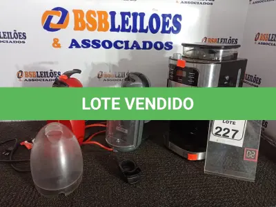 LOTE 227 - 03 CAFETEIRAS MARCAS E MODELOS DIVERSOS SENDO 02 DE CAPSULAS. (NO ESTADO) ATENÇÃO! FAZER A VISITAÇÃO ANTES DE ARREMATAR, NÃO SABEMOS SE FUNCIONA. LEILÃO NÃO TEM GARANTIA E NEM DEVOLUÇÃO, SUJEITO A POSSÍVEIS AVARIAS VISÍVEIS/OCULTAS E/OU AUSÊNCIA DE COMPONENTES.