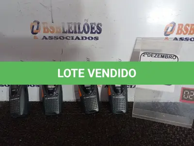 LOTE 242 - 04 RÁDIOS COMUNICADORES MARCA MOTOROLA C/AVARIAS. (NO ESTADO) ATENÇÃO! FAZER A VISITAÇÃO ANTES DE ARREMATAR, NÃO SABEMOS SE FUNCIONA. LEILÃO NÃO TEM GARANTIA E NEM DEVOLUÇÃO, SUJEITO A POSSÍVEIS AVARIAS VISÍVEIS/OCULTAS E/OU AUSÊNCIA DE COMPONENTES.