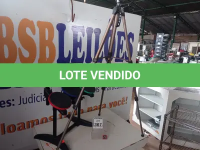LOTE 367 - 01 BATERIA GUITAR HERO E 01 TRIPÉ C/AVARIAS. (NO ESTADO) ATENÇÃO! FAZER A VISITAÇÃO ANTES DE ARREMATAR, NÃO SABEMOS SE FUNCIONA. LEILÃO NÃO TEM GARANTIA E NEM DEVOLUÇÃO, SUJEITO A POSSÍVEIS AVARIAS VISÍVEIS/OCULTAS E/OU AUSÊNCIA DE COMPONENTES.