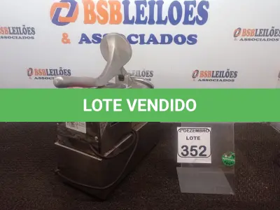 LOTE 352 - 01 TRITURADOR DE GELO MARCA METVISA. (NO ESTADO) ATENÇÃO! FAZER A VISITAÇÃO ANTES DE ARREMATAR, NÃO SABEMOS SE FUNCIONA. LEILÃO NÃO TEM GARANTIA E NEM DEVOLUÇÃO, SUJEITO A POSSÍVEIS AVARIAS VISÍVEIS/OCULTAS E/OU AUSÊNCIA DE COMPONENTES.