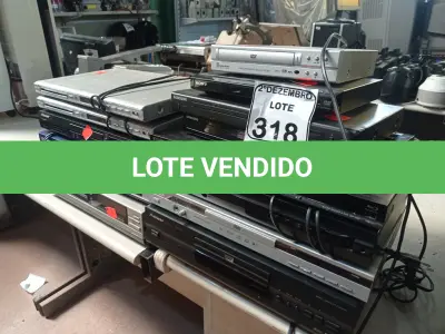 LOTE 318 - 01VÍDEO CASSETE E VÁRIOS APARELHOS DVD MARCAS E MODELOS DIVERSOS. (NO ESTADO) ATENÇÃO! FAZER A VISITAÇÃO ANTES DE ARREMATAR, NÃO SABEMOS SE FUNCIONA. LEILÃO NÃO TEM GARANTIA E NEM DEVOLUÇÃO, SUJEITO A POSSÍVEIS AVARIAS VISÍVEIS/OCULTAS E/OU AUSÊNCIA DE COMPONENTES.