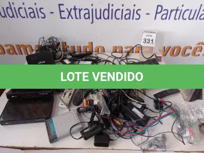 LOTE 331 - 01 LOTE COM ELETRÔNICOS DIVERSOS E 01 LUMINÁRIA DE LED. (NO ESTADO) ATENÇÃO! FAZER A VISITAÇÃO ANTES DE ARREMATAR, NÃO SABEMOS SE FUNCIONA. LEILÃO NÃO TEM GARANTIA E NEM DEVOLUÇÃO, SUJEITO A POSSÍVEIS AVARIAS VISÍVEIS/OCULTAS E/OU AUSÊNCIA DE COMPONENTES.