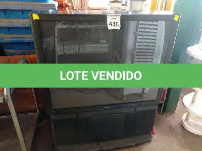 LOTE 430 - 01 TV DE TUBO ANTIGA SONY. (NO ESTADO) ATENÇÃO! FAZER A VISITAÇÃO ANTES DE ARREMATAR, NÃO SABEMOS SE FUNCIONA. LEILÃO NÃO TEM GARANTIA E NEM DEVOLUÇÃO, SUJEITO A POSSÍVEIS AVARIAS VISÍVEIS/OCULTAS E/OU AUSÊNCIA DE COMPONENTES.