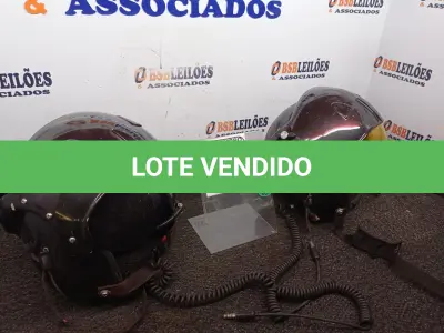 LOTE 342 - 02 CAPACETES DE PILOTO. (NO ESTADO) ATENÇÃO! FAZER A VISITAÇÃO ANTES DE ARREMATAR, NÃO SABEMOS SE FUNCIONA. LEILÃO NÃO TEM GARANTIA E NEM DEVOLUÇÃO, SUJEITO A POSSÍVEIS AVARIAS VISÍVEIS/OCULTAS E/OU AUSÊNCIA DE COMPONENTES.