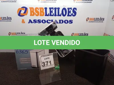 LOTE 371 - 01 LIXEIRA EM INOX COM PEDAL 5L MARCA MOOD. (NO ESTADO) ATENÇÃO! FAZER A VISITAÇÃO ANTES DE ARREMATAR, NÃO SABEMOS SE FUNCIONA. LEILÃO NÃO TEM GARANTIA E NEM DEVOLUÇÃO, SUJEITO A POSSÍVEIS AVARIAS VISÍVEIS/OCULTAS E/OU AUSÊNCIA DE COMPONENTES.