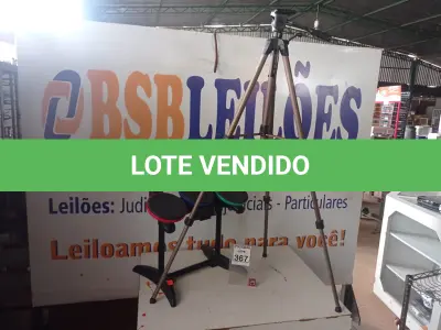 LOTE 367 - 01 BATERIA GUITAR HERO E 01 TRIPÉ C/AVARIAS. (NO ESTADO) ATENÇÃO! FAZER A VISITAÇÃO ANTES DE ARREMATAR, NÃO SABEMOS SE FUNCIONA. LEILÃO NÃO TEM GARANTIA E NEM DEVOLUÇÃO, SUJEITO A POSSÍVEIS AVARIAS VISÍVEIS/OCULTAS E/OU AUSÊNCIA DE COMPONENTES.