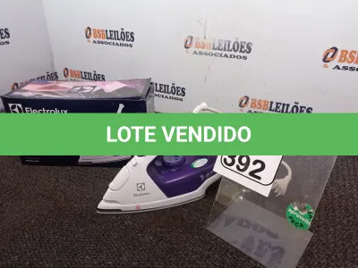 LOTE 392 - 01 FERRO A VAPOR P/ PASSAR ROUPAS MARCA ELECTROLUX COR ROXO C/ BRANCO (NOVO). (NO ESTADO) ATENÇÃO! FAZER A VISITAÇÃO ANTES DE ARREMATAR, NÃO SABEMOS SE FUNCIONA. LEILÃO NÃO TEM GARANTIA E NEM DEVOLUÇÃO, SUJEITO A POSSÍVEIS AVARIAS VISÍVEIS/OCULTAS E/OU AUSÊNCIA DE COMPONENTES.