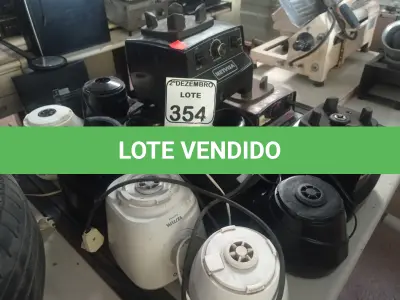 LOTE 354 - 12 BASES DE LIQUIDIFICADORES MARCAS E MODELOS DIVERSOS. (NO ESTADO) ATENÇÃO! FAZER A VISITAÇÃO ANTES DE ARREMATAR, NÃO SABEMOS SE FUNCIONA. LEILÃO NÃO TEM GARANTIA E NEM DEVOLUÇÃO, SUJEITO A POSSÍVEIS AVARIAS VISÍVEIS/OCULTAS E/OU AUSÊNCIA DE COMPONENTES.