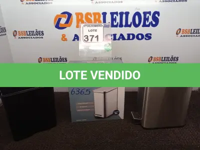 LOTE 371 - 01 LIXEIRA EM INOX COM PEDAL 5L MARCA MOOD. (NO ESTADO) ATENÇÃO! FAZER A VISITAÇÃO ANTES DE ARREMATAR, NÃO SABEMOS SE FUNCIONA. LEILÃO NÃO TEM GARANTIA E NEM DEVOLUÇÃO, SUJEITO A POSSÍVEIS AVARIAS VISÍVEIS/OCULTAS E/OU AUSÊNCIA DE COMPONENTES.