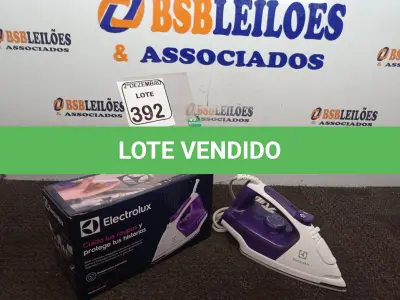 LOTE 392 - 01 FERRO A VAPOR P/ PASSAR ROUPAS MARCA ELECTROLUX COR ROXO C/ BRANCO (NOVO). (NO ESTADO) ATENÇÃO! FAZER A VISITAÇÃO ANTES DE ARREMATAR, NÃO SABEMOS SE FUNCIONA. LEILÃO NÃO TEM GARANTIA E NEM DEVOLUÇÃO, SUJEITO A POSSÍVEIS AVARIAS VISÍVEIS/OCULTAS E/OU AUSÊNCIA DE COMPONENTES.