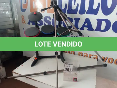 LOTE 367 - 01 BATERIA GUITAR HERO E 01 TRIPÉ C/AVARIAS. (NO ESTADO) ATENÇÃO! FAZER A VISITAÇÃO ANTES DE ARREMATAR, NÃO SABEMOS SE FUNCIONA. LEILÃO NÃO TEM GARANTIA E NEM DEVOLUÇÃO, SUJEITO A POSSÍVEIS AVARIAS VISÍVEIS/OCULTAS E/OU AUSÊNCIA DE COMPONENTES.