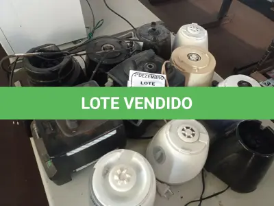 LOTE 377 - 11 BASES DE LIQUIDIFICADORES MARCAS E MODELOS DIVERSOS. (NO ESTADO) ATENÇÃO! FAZER A VISITAÇÃO ANTES DE ARREMATAR, NÃO SABEMOS SE FUNCIONA. LEILÃO NÃO TEM GARANTIA E NEM DEVOLUÇÃO, SUJEITO A POSSÍVEIS AVARIAS VISÍVEIS/OCULTAS E/OU AUSÊNCIA DE COMPONENTES.
