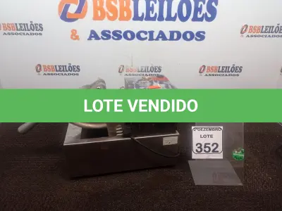 LOTE 352 - 01 TRITURADOR DE GELO MARCA METVISA. (NO ESTADO) ATENÇÃO! FAZER A VISITAÇÃO ANTES DE ARREMATAR, NÃO SABEMOS SE FUNCIONA. LEILÃO NÃO TEM GARANTIA E NEM DEVOLUÇÃO, SUJEITO A POSSÍVEIS AVARIAS VISÍVEIS/OCULTAS E/OU AUSÊNCIA DE COMPONENTES.