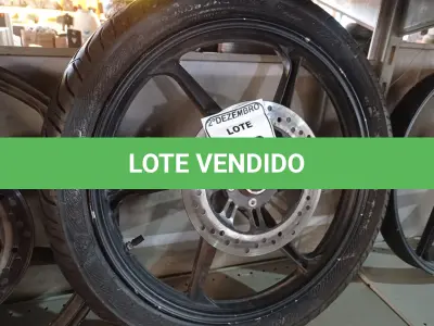 LOTE 520 - 01 RODA P/MOTO COM PNEU E CÂMARA DE AR, ARO “18. PARA HONDA 150 E 160 CILINDRADAS. (NO ESTADO) ATENÇÃO! FAZER A VISITAÇÃO ANTES DE ARREMATAR, NÃO SABEMOS SE FUNCIONA. LEILÃO NÃO TEM GARANTIA E NEM DEVOLUÇÃO, SUJEITO A POSSÍVEIS AVARIAS VISÍVEIS/OCULTAS E/OU AUSÊNCIA DE COMPONENTES.