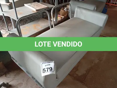 LOTE 579 - 01 SOFÁ C/BASE DE FERRO E RODINHAS. (NO ESTADO) ATENÇÃO! FAZER A VISITAÇÃO ANTES DE ARREMATAR, NÃO SABEMOS SE FUNCIONA. LEILÃO NÃO TEM GARANTIA E NEM DEVOLUÇÃO, SUJEITO A POSSÍVEIS AVARIAS VISÍVEIS/OCULTAS E/OU AUSÊNCIA DE COMPONENTES.