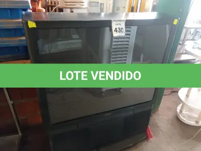 LOTE 430 - 01 TV DE TUBO ANTIGA SONY. (NO ESTADO) ATENÇÃO! FAZER A VISITAÇÃO ANTES DE ARREMATAR, NÃO SABEMOS SE FUNCIONA. LEILÃO NÃO TEM GARANTIA E NEM DEVOLUÇÃO, SUJEITO A POSSÍVEIS AVARIAS VISÍVEIS/OCULTAS E/OU AUSÊNCIA DE COMPONENTES.