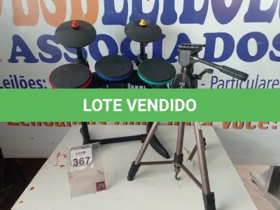 LOTE 367 - 01 BATERIA GUITAR HERO E 01 TRIPÉ C/AVARIAS. (NO ESTADO) ATENÇÃO! FAZER A VISITAÇÃO ANTES DE ARREMATAR, NÃO SABEMOS SE FUNCIONA. LEILÃO NÃO TEM GARANTIA E NEM DEVOLUÇÃO, SUJEITO A POSSÍVEIS AVARIAS VISÍVEIS/OCULTAS E/OU AUSÊNCIA DE COMPONENTES.