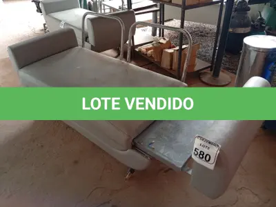 LOTE 580 - 01 SOFÁ C/BASE DE FERRO E RODINHAS. (NO ESTADO) ATENÇÃO! FAZER A VISITAÇÃO ANTES DE ARREMATAR, NÃO SABEMOS SE FUNCIONA. LEILÃO NÃO TEM GARANTIA E NEM DEVOLUÇÃO, SUJEITO A POSSÍVEIS AVARIAS VISÍVEIS/OCULTAS E/OU AUSÊNCIA DE COMPONENTES.