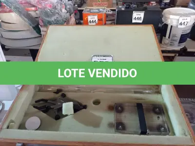 LOTE 553 - 01 CAIXA DE MADEIRA P/MATERIAIS DE LABORATÓRIO. (NO ESTADO) ATENÇÃO! FAZER A VISITAÇÃO ANTES DE ARREMATAR, NÃO SABEMOS SE FUNCIONA. LEILÃO NÃO TEM GARANTIA E NEM DEVOLUÇÃO, SUJEITO A POSSÍVEIS AVARIAS VISÍVEIS/OCULTAS E/OU AUSÊNCIA DE COMPONENTES.