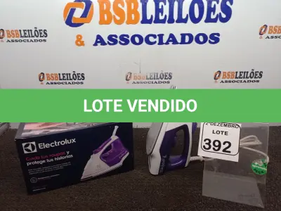 LOTE 392 - 01 FERRO A VAPOR P/ PASSAR ROUPAS MARCA ELECTROLUX COR ROXO C/ BRANCO (NOVO). (NO ESTADO) ATENÇÃO! FAZER A VISITAÇÃO ANTES DE ARREMATAR, NÃO SABEMOS SE FUNCIONA. LEILÃO NÃO TEM GARANTIA E NEM DEVOLUÇÃO, SUJEITO A POSSÍVEIS AVARIAS VISÍVEIS/OCULTAS E/OU AUSÊNCIA DE COMPONENTES.