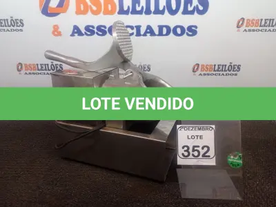 LOTE 352 - 01 TRITURADOR DE GELO MARCA METVISA. (NO ESTADO) ATENÇÃO! FAZER A VISITAÇÃO ANTES DE ARREMATAR, NÃO SABEMOS SE FUNCIONA. LEILÃO NÃO TEM GARANTIA E NEM DEVOLUÇÃO, SUJEITO A POSSÍVEIS AVARIAS VISÍVEIS/OCULTAS E/OU AUSÊNCIA DE COMPONENTES.