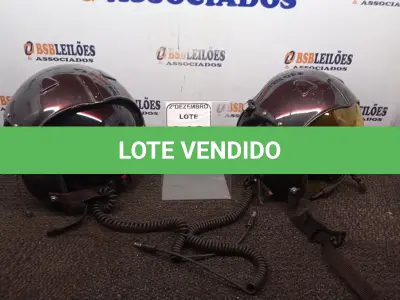 LOTE 342 - 02 CAPACETES DE PILOTO. (NO ESTADO) ATENÇÃO! FAZER A VISITAÇÃO ANTES DE ARREMATAR, NÃO SABEMOS SE FUNCIONA. LEILÃO NÃO TEM GARANTIA E NEM DEVOLUÇÃO, SUJEITO A POSSÍVEIS AVARIAS VISÍVEIS/OCULTAS E/OU AUSÊNCIA DE COMPONENTES.