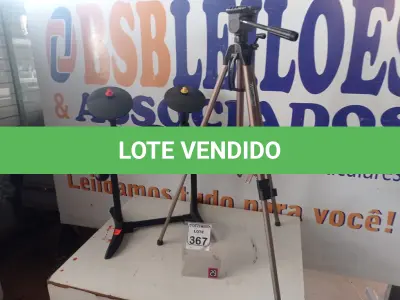LOTE 367 - 01 BATERIA GUITAR HERO E 01 TRIPÉ C/AVARIAS. (NO ESTADO) ATENÇÃO! FAZER A VISITAÇÃO ANTES DE ARREMATAR, NÃO SABEMOS SE FUNCIONA. LEILÃO NÃO TEM GARANTIA E NEM DEVOLUÇÃO, SUJEITO A POSSÍVEIS AVARIAS VISÍVEIS/OCULTAS E/OU AUSÊNCIA DE COMPONENTES.