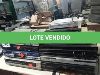 LOTE 318 - 01VÍDEO CASSETE E VÁRIOS APARELHOS DVD MARCAS E MODELOS DIVERSOS. (NO ESTADO) ATENÇÃO! FAZER A VISITAÇÃO ANTES DE ARREMATAR, NÃO SABEMOS SE FUNCIONA. LEILÃO NÃO TEM GARANTIA E NEM DEVOLUÇÃO, SUJEITO A POSSÍVEIS AVARIAS VISÍVEIS/OCULTAS E/OU AUSÊNCIA DE COMPONENTES.