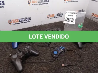 LOTE 393 - 05 JOYSTICKS DE GAMES MARCAS E MODELOS DIVERSOS. (NO ESTADO) ATENÇÃO! FAZER A VISITAÇÃO ANTES DE ARREMATAR, NÃO SABEMOS SE FUNCIONA. LEILÃO NÃO TEM GARANTIA E NEM DEVOLUÇÃO, SUJEITO A POSSÍVEIS AVARIAS VISÍVEIS/OCULTAS E/OU AUSÊNCIA DE COMPONENTES.