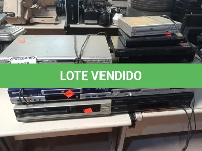 LOTE 318 - 01VÍDEO CASSETE E VÁRIOS APARELHOS DVD MARCAS E MODELOS DIVERSOS. (NO ESTADO) ATENÇÃO! FAZER A VISITAÇÃO ANTES DE ARREMATAR, NÃO SABEMOS SE FUNCIONA. LEILÃO NÃO TEM GARANTIA E NEM DEVOLUÇÃO, SUJEITO A POSSÍVEIS AVARIAS VISÍVEIS/OCULTAS E/OU AUSÊNCIA DE COMPONENTES.